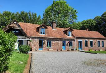 LE LAMPEDUSA allows 18 year olds to book a room