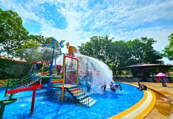 Paragon Water Themepark Suites Melaka by GGM has rooms with a private hot tub