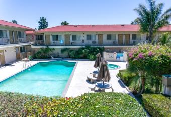 California Suites Hotel allows 18 year olds to book a room