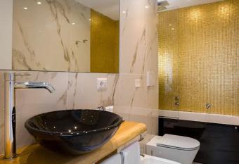 Miami Suite has rooms with a private hot tub