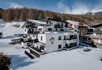 Crystal Lake has Balcony rooms