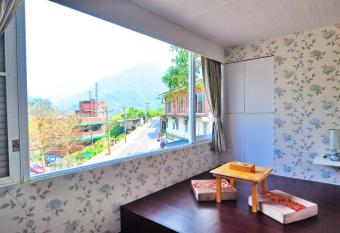 Courier Station has rooms with a private hot tub