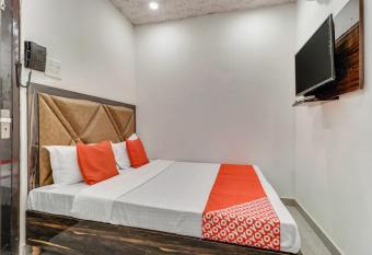 Super OYO Hotel Sun View allows 18 year olds to book a room