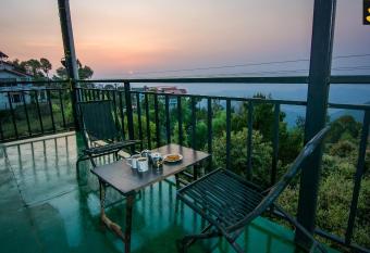 LivingStone Snow Bliss Cottage has Balcony rooms