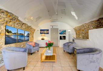 HOTEL DES CALANQUES has Balcony rooms