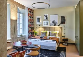 ROOMA Apartments has Balcony rooms