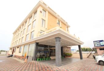 RAMRATHNA RESIDENCY allows 18 year olds to book a room