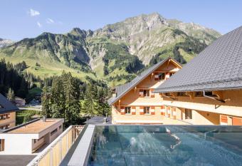 Berghaus Schr  cken - Hotel Apartments Spa allows 18 year olds to book a room