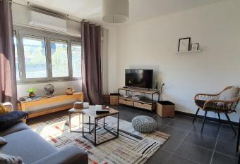 Studio et appartement    2 pas de La Cit   has Balcony rooms