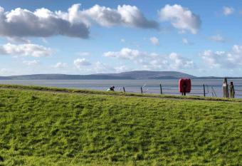 CockleDora, A Luxury Ground Floor Beachfront Apartment has Balcony rooms