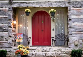 Adullam Hill Bed and Breakfast.LLC has Balcony rooms