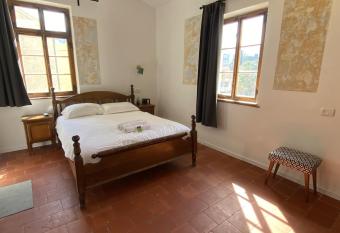 Haifa Vintage Studios allows 18 year olds to book a room