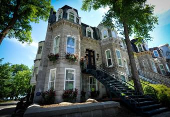 Le 555 Grande all  e allows 18 year olds to book a room