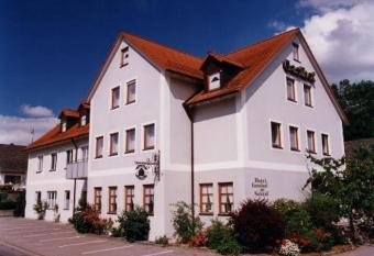 Hotel Gasthof am Schlo   allows 18 year olds to book a room