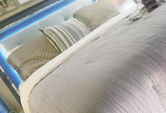 Easy Access 2beds,1bt luxury kingbed with pool sleeps 4 has Balcony rooms