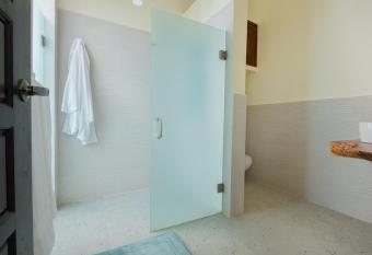 La Casa Blanca allows 18 year olds to book a room