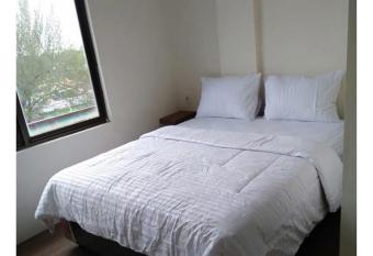 RedDoorz @ Komplek MMTC Deli Serdang allows 18 year olds to book a room