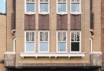 Huis Hector Mechiels allows 18 year olds to book a room