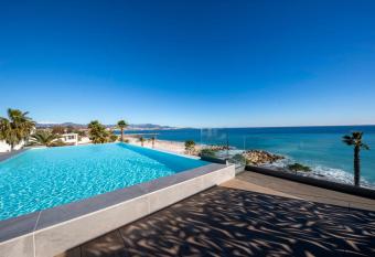 06G - Superbe studio climatis   les pieds dans l eau - piscine rooftop - parking priv   allows 18 year olds to book a room