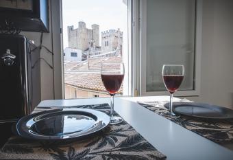 La cath  drale    port  e de main ! allows 18 year olds to book a room