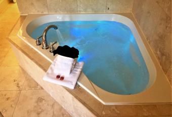 Heber Senator Bed and Breakfast has rooms with a private hot tub