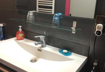 Couleur Framboise allows 18 year olds to book a room