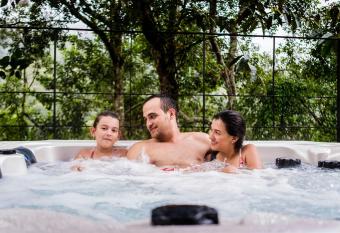 Palagua Lodge has rooms with a private hot tub