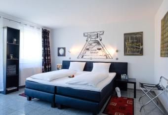 art Hotel K  rschen allows 18 year olds to book a room