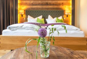 Hotel zur Post allows 18 year olds to book a room