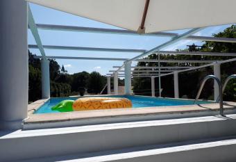 Dream corner by waterfalls, 20 min to Oporto allows 18 year olds to book a room