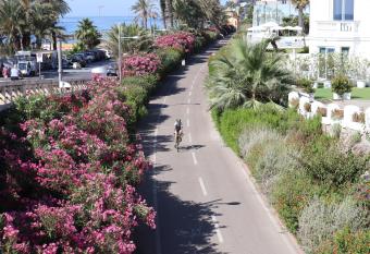 kaDevi - Downtown, close to beaches, garage, bikes allows 18 year olds to book a room