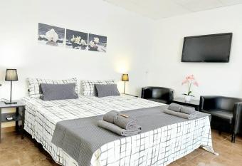 Estudios GLORIA allows 18 year olds to book a room