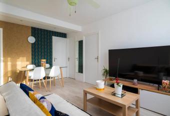 Appartement lumineux, et chaleureux has Balcony rooms