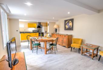 Espelidou is a 2 bedroom, 1 bathroom house is a few minutes from Orleans allows 18 year olds to book a room