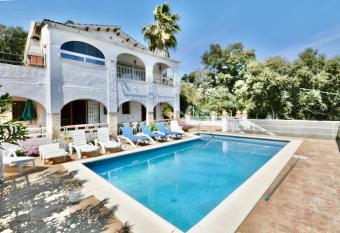 Villa Jolie allows 18 year olds to book a room