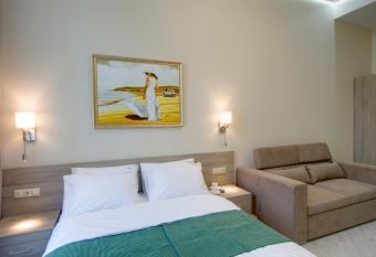 Summit Apartments has rooms with a private hot tub