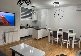 Royal Residence Apartmani 2 has Balcony rooms