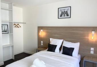 R  sidence du M  le allows 18 year olds to book a room