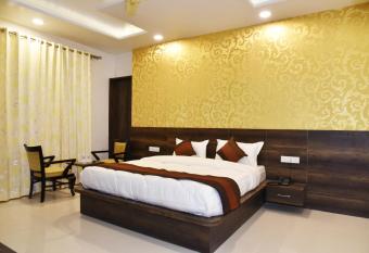 Hotel Hollywood Heights has Smoking rooms