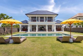 Villa Besakih 5BR, 5 mins to beach - Canggu has rooms with a private hot tub