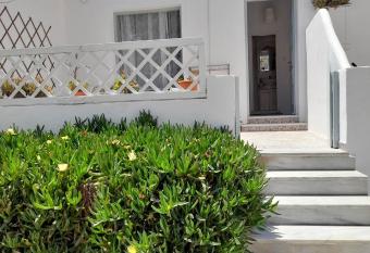 Zolfo Antico Beach Apartment Perissa allows 18 year olds to book a room