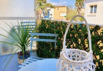 Studio Simone    la Mer - Cosy avec Balcon! allows 18 year olds to book a room