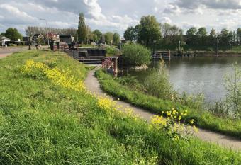 ANdesluis allows 18 year olds to book a room