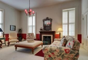 The Gas Lamp Inn and Eatery has rooms with a private hot tub