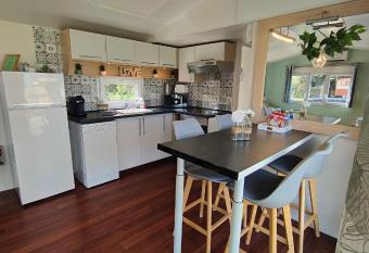 Cocon familial    la ferme has Balcony rooms