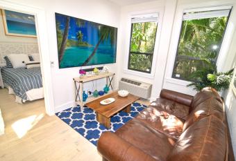 Palm Beach Paradise Walk To Beach Pool Wifi 86' Tv Wifi has Balcony rooms