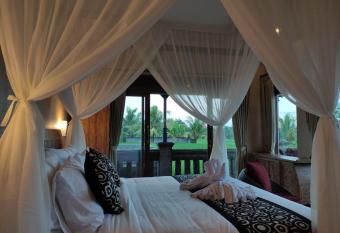 Anggarakasih Ubud Villa has rooms with a private hot tub