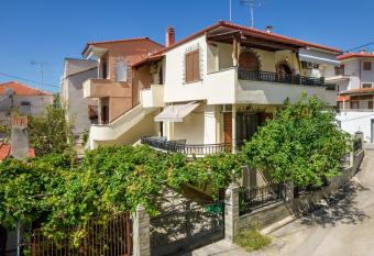 Studios Anagnostou allows 18 year olds to book a room