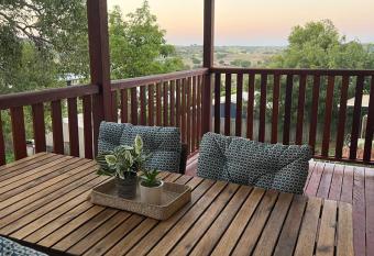 Childers Charmer with Aircon, WIFI & modern luxuries has Balcony rooms