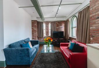 Book A Base Apartments - Sir Thomas Street has Balcony rooms